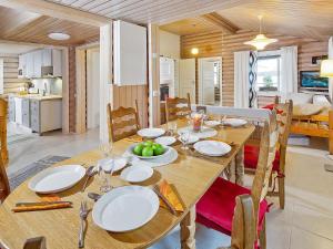 un comedor con una mesa con platos. en Holiday Home Ilotupa by Interhome, en Pertunmaa