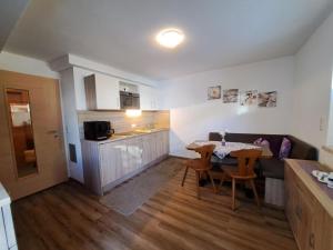 cocina y comedor con mesa en una habitación en Apartment Alpina-1 by Interhome, en Finkenberg