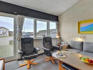 - un salon avec deux chaises et une table dans l'établissement Apartment Els - 100m to the inlet in Western Jutland by Interhome, à Hvide Sande