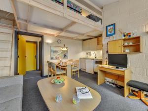 - un salon avec un canapé et une table dans l'établissement Apartment Els - 100m to the inlet in Western Jutland by Interhome, à Hvide Sande