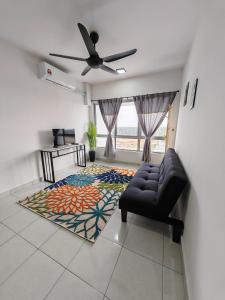 un soggiorno con divano e ventilatore a soffitto di Aspirasi Homestay Cyberjaya a Cyberjaya