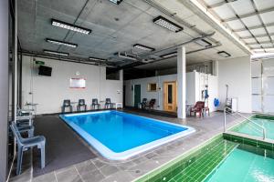 สระว่ายน้ำที่อยู่ใกล้ ๆ หรือใน Chainam-Charmchuree residences cafe and spa