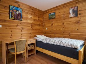 Postel nebo postele na pokoji v ubytování Holiday Home Chaloupka U lesa by Interhome