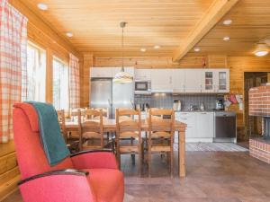 ein Esszimmer mit einem Tisch und Stühlen in einer Küche in der Unterkunft Holiday Home Koparanperä by Interhome in Kakslauttanen