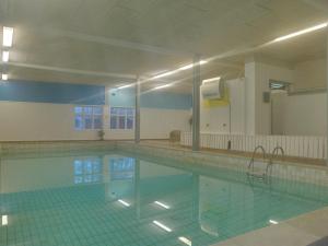 ein großer Pool in einem Gebäude in der Unterkunft Holiday Home Evie - all inclusive - in Western Jutland by Interhome in Højer