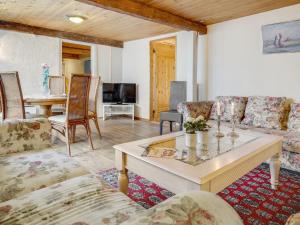 un soggiorno con divano e tavolo di Holiday Home Evie - all inclusive - in Western Jutland by Interhome a Højer