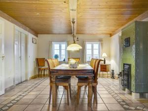 comedor con mesa de madera y sillas en Holiday Home Evie - all inclusive - in Western Jutland by Interhome en Højer