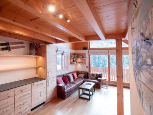 Kuhinja oz. manjša kuhinja v nastanitvi Chalet Chalet Les Pars by Interhome
