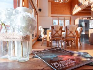 Predel za sedenje v nastanitvi Chalet Chalet Les Pars by Interhome