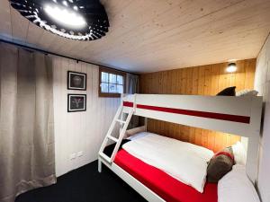 מיטה או מיטות קומותיים בחדר ב-Apartment Cozy Chalet by Interhome