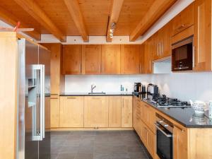 Kuhinja oz. manjša kuhinja v nastanitvi Chalet Chalet Les Pars by Interhome