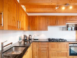 Kuhinja oz. manjša kuhinja v nastanitvi Chalet Chalet Les Pars by Interhome