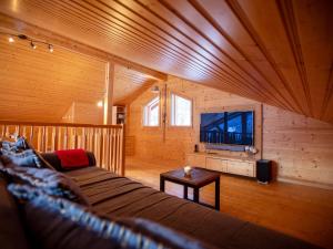TV in/ali zabaviščno središče v nastanitvi Chalet Chalet Les Pars by Interhome