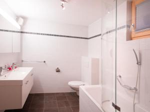 Kopalnica v nastanitvi Chalet Chalet Les Pars by Interhome
