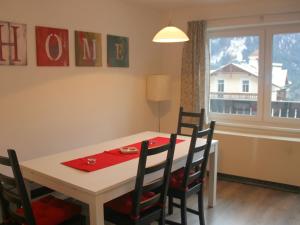 ein Esszimmer mit einem Tisch, Stühlen und einem Fenster in der Unterkunft Holiday Home Landhaus St- Georg-9 by Interhome in Bad Gastein