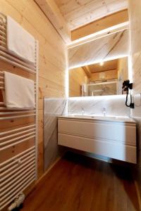 ein Badezimmer mit einem Waschbecken in einem Holzzimmer in der Unterkunft Holiday Home Alpenchalets Nassfeld-Rattendorf-3 by Interhome in Jenig