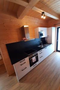 Köök või kööginurk majutusasutuses Holiday Home Alpenchalets Nassfeld-Rattendorf-3 by Interhome