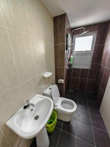 uma casa de banho com um lavatório e um WC em Aspirasi Homestay Cyberjaya em Cyberjaya