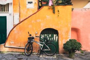 una bicicleta estacionada al lado de un edificio con una puerta verde en Garbatella House en Roma