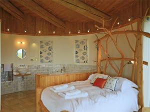 1 dormitorio con 1 cama grande con marco de madera en 1 Bed in Acharacle CA368, en Kilchoan
