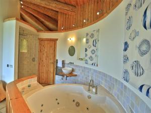 uma banheira na casa de banho com vasos azuis e brancos em 1 Bed in Acharacle CA368 em Kilchoan
