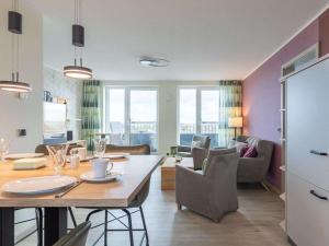 een keuken en een woonkamer met een tafel en stoelen bij Apartment Penthouse Küstenzauber by Interhome in Nordstrand