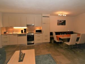 Köök või kööginurk majutusasutuses Apartment Lisa by Interhome