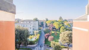 - Vistas a una calle de la ciudad desde un edificio en Loft ad un Passo dal Cielo - Italian Homing, en Desenzano del Garda