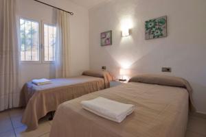 Pokój z 2 łóżkami i oknem w obiekcie Villa Carola - PlusHolidays w mieście Calpe