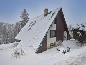 een huis met sneeuw op het dak bij Villa Svoboda nad Úpou by Interhome in Svoboda nad Úpou
