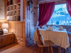 una sala da pranzo con tavolo e finestra di Apartment Chesa Arlas C4 by Interhome a Sankt Moritz Altre 25 foto