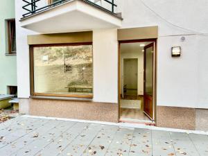 uma porta aberta de uma casa com folhas no chão em Apartment Port Jáchymov by Interhome em Jáchymov