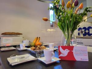 una encimera de cocina con una mesa con un jarrón de flores en Apartment Villaggio Sureggio - App- C7 by Interhome, en Lugaggia