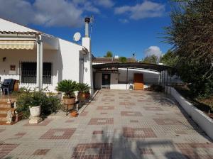 a courtyard of a house with a patio at Chalet independiente en zona residencial rural con piscina privada in Jaén