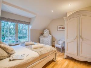 a bedroom with a large bed and a window at 2 Bed in Nr Beadnell 77990 in Ellingham