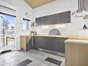 een keuken met een wastafel en een aanrecht bij Holiday Home Rudy - 800m from the sea in NW Jutland by Interhome in Løkken