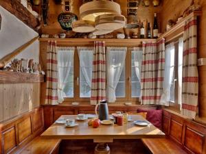 Holiday Home Chalet Zun by Interhome في سارمن: غرفة طعام مع طاولة في كابينة