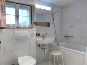 Baðherbergi á Holiday Home Chalet Zun by Interhome