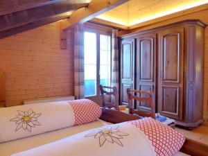 Rúm í herbergi á Holiday Home Chalet Zun by Interhome