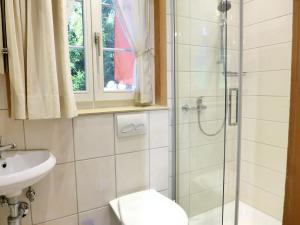 Baðherbergi á Holiday Home Chalet Zun by Interhome