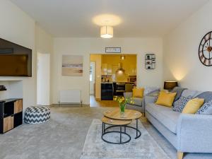 un salon avec un canapé et une table dans l'établissement 2 Bed in Shanklin 78239, à Shanklin