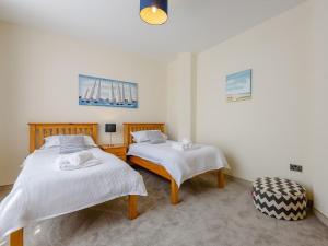- une chambre avec 2 lits et une chaise dans l'établissement 2 Bed in Shanklin 78239, à Shanklin