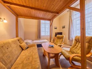 Posezení v ubytování Apartment Stříbrný pramen-8 by Interhome + 37 fotografií
