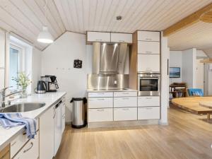 een keuken met witte kasten en een wastafel bij Holiday Home Annli - 800m to the inlet in The Liim Fiord by Interhome in Fur