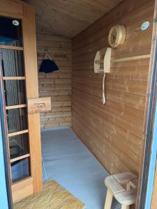 een hoek van een sauna met een houten muur bij Kleinod Dittmannsdorf 