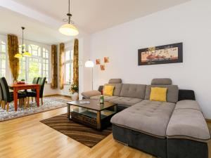 ein Wohnzimmer mit einer Couch und einem Tisch in der Unterkunft Apartment Wildrose by Interhome in Zempin