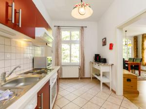 eine Küche mit Spüle und Arbeitsplatte in der Unterkunft Apartment Wildrose by Interhome in Zempin + 19 Fotos
