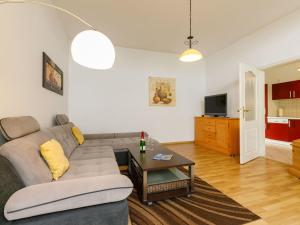 ein Wohnzimmer mit einer Couch und einem Tisch in der Unterkunft Apartment Wildrose by Interhome in Zempin