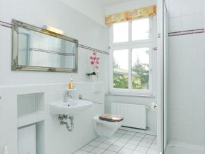 Ein Badezimmer in der Unterkunft Apartment Wildrose by Interhome