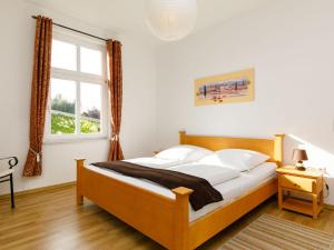 Ein Bett oder Betten in einem Zimmer der Unterkunft Apartment Wildrose by Interhome